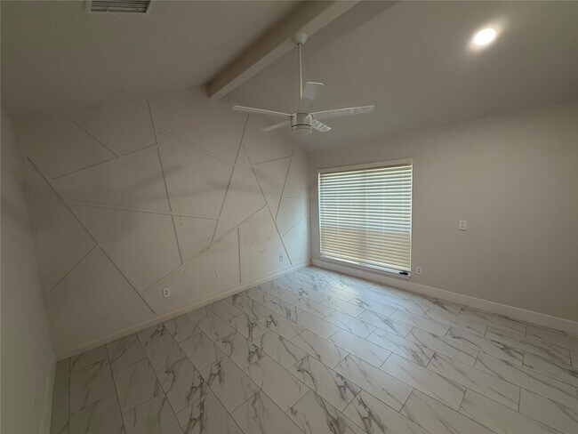 Building Photo - 2218 Round Lake Dr