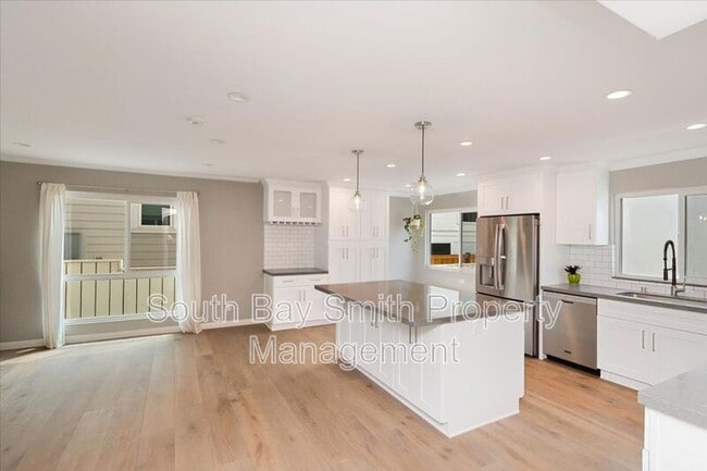 Building Photo - 122 S Guadalupe Ave