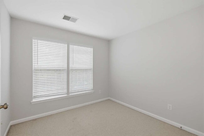 Building Photo - Elegant End-Unit Townhome with Exceptional Community Amenities