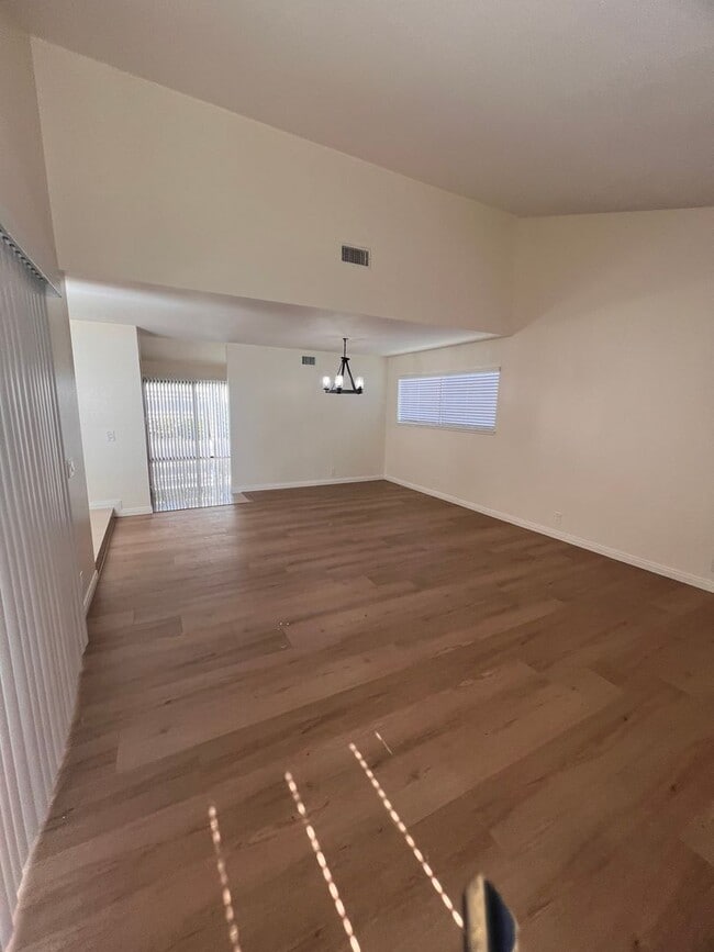 Building Photo - Camarillo - Single story, four bedroom, two bathroom home