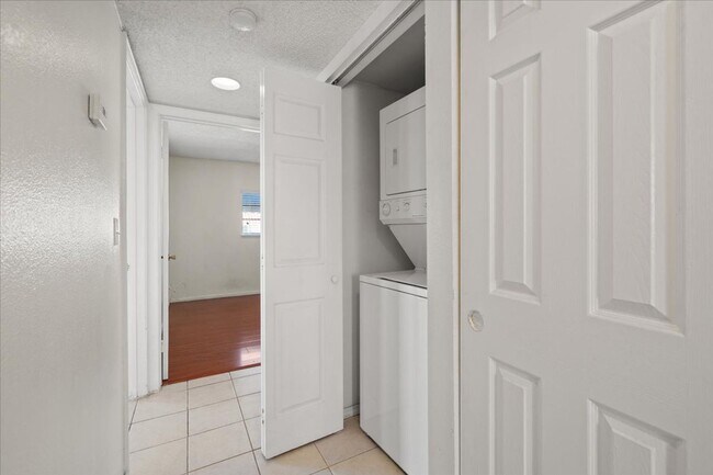 Building Photo - 2 bd, 2 bth Condo Ideal Summerlin location