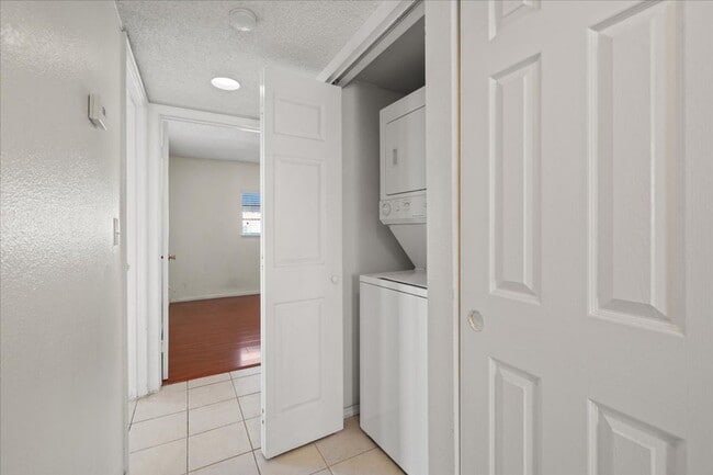 Building Photo - Summerlin Gem Beautiful 2-Bed, 2-Bath Cond...