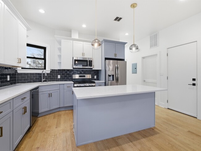 Primary Photo - 32 Charles St