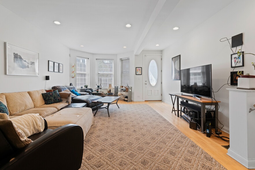 Building Photo - 2715 N Marshfield Ave