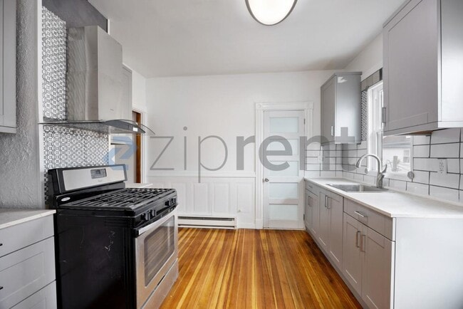 Building Photo - 16 Penhallow St