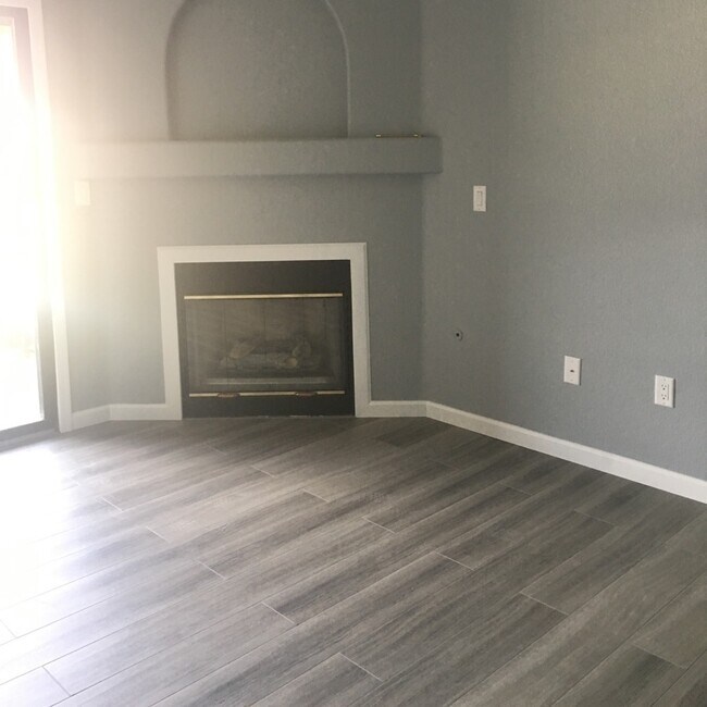 Building Photo - Stylish Upgraded One-Bedroom Condo in a Ga...