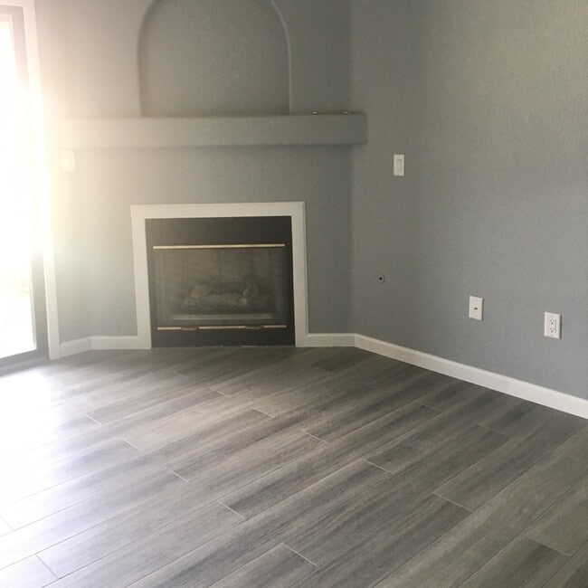 Building Photo - Stylish Upgraded One-Bedroom Condo in a Gated Community!