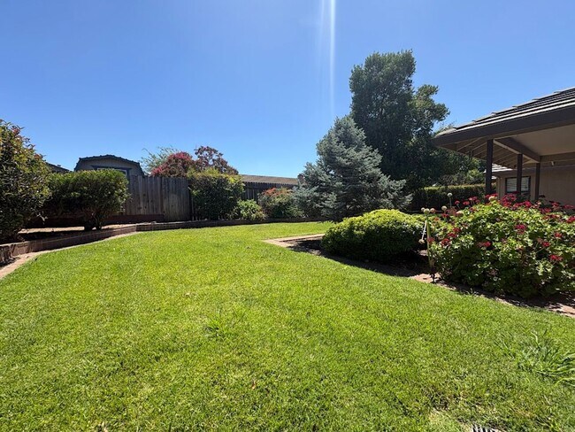 Building Photo - Spacious 4 Bedroom Home in Quiet Galt Neighborhood