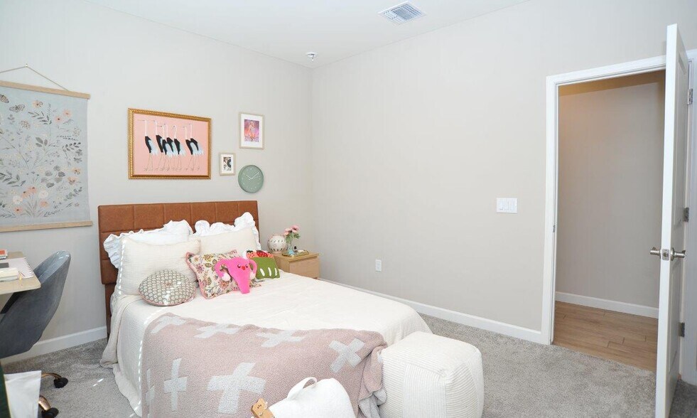 Building Photo - 5578 W Lazy Farm Dr