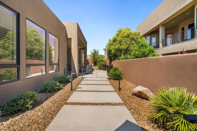 Building Photo - Luxurous 4 Bedroom Golf Course Home