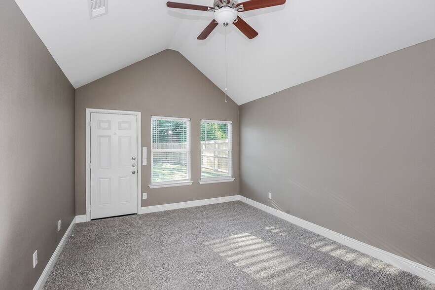 Building Photo - 811 N Ridge Dr