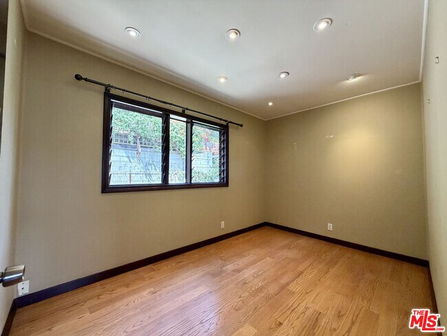 Building Photo - 6871 Pacific View Dr