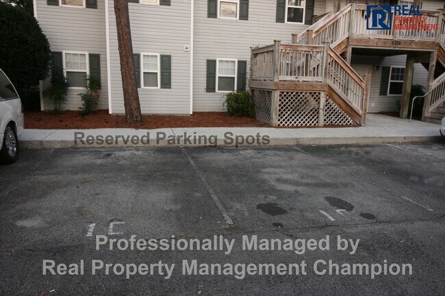 Building Photo - 3 BD/2 BA Upper Unit Condo in Hawthorne Park