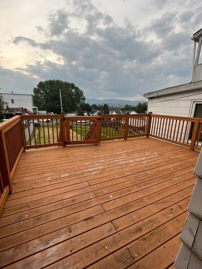 Building Photo - 2 Bedroom Single Family Home, Amazing views from deck, spacious backyard, pet friendly