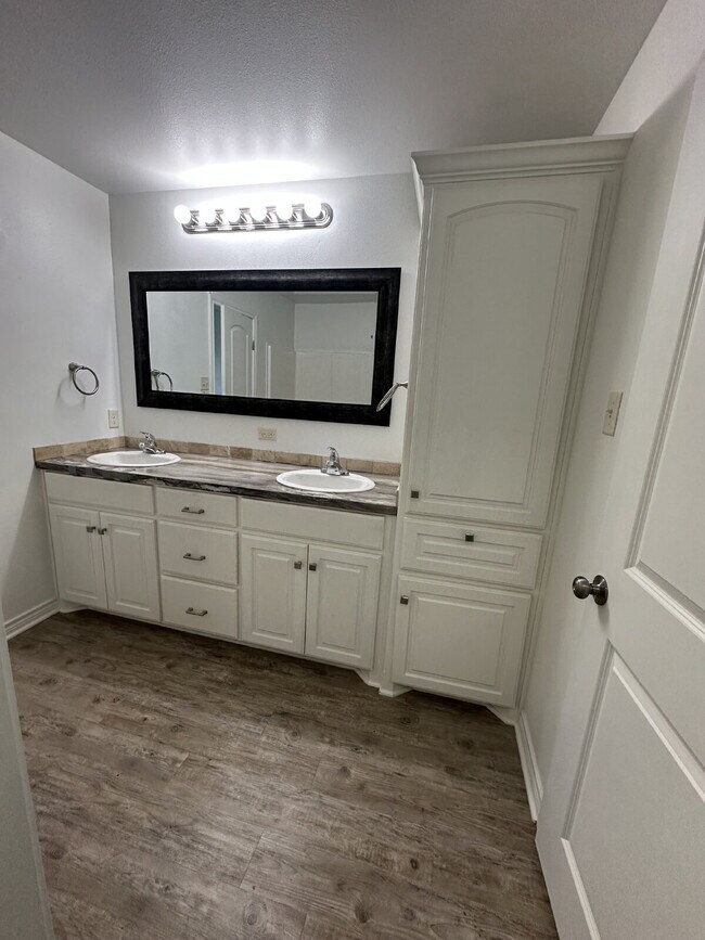 Building Photo - Beautifully Maintained Duplex - Lease Only