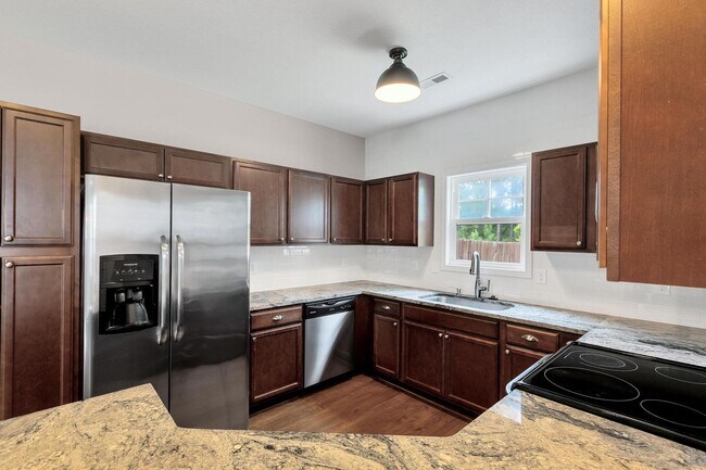 Building Photo - MOVE IN SPECIAL: 1st Months Rent free if l...