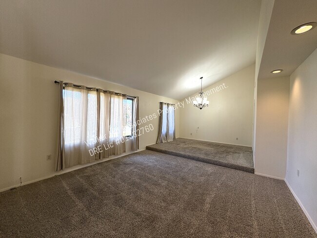 Building Photo - 840 Blue Ridge Dr