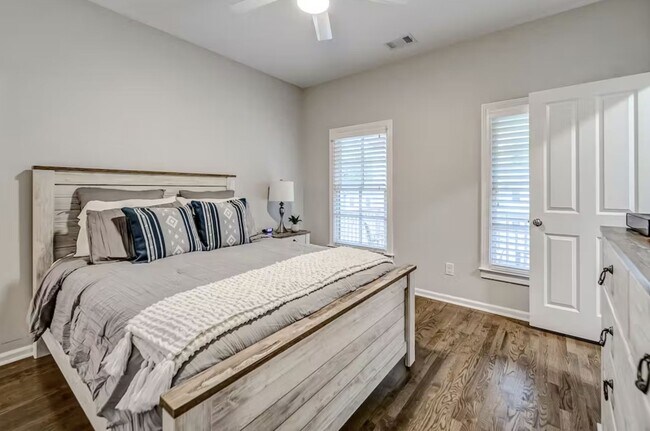 Building Photo - 739 Saint Charles Ave NE