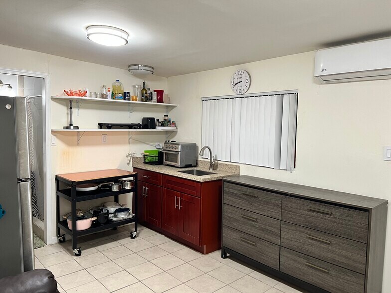 Building Photo - 1871 Peach Pl