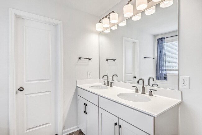 Building Photo - 132 McClellan Way