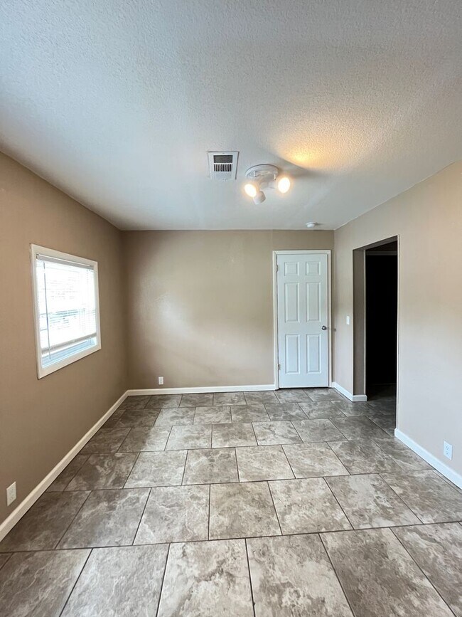 Building Photo - 1 bedroom 1 bath apartment off house
