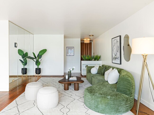 Building Photo - Stunning 2BD/2BA Condo Located in the hear...