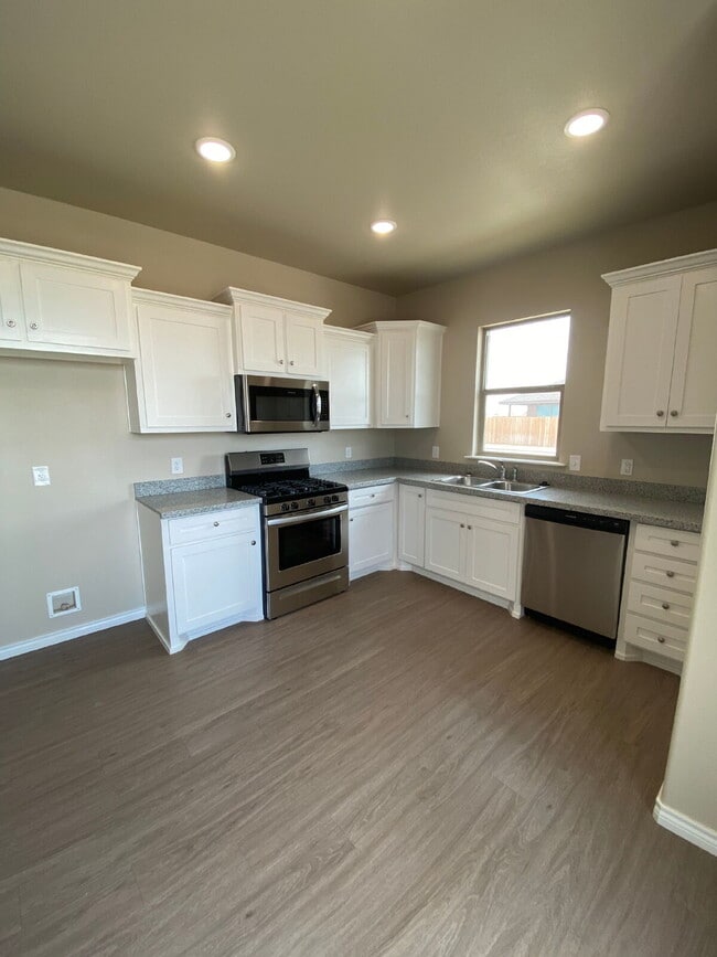 Building Photo - Burgamy Park Home!