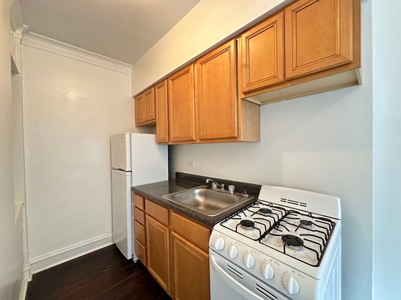 Building Photo - 4752 N Paulina St