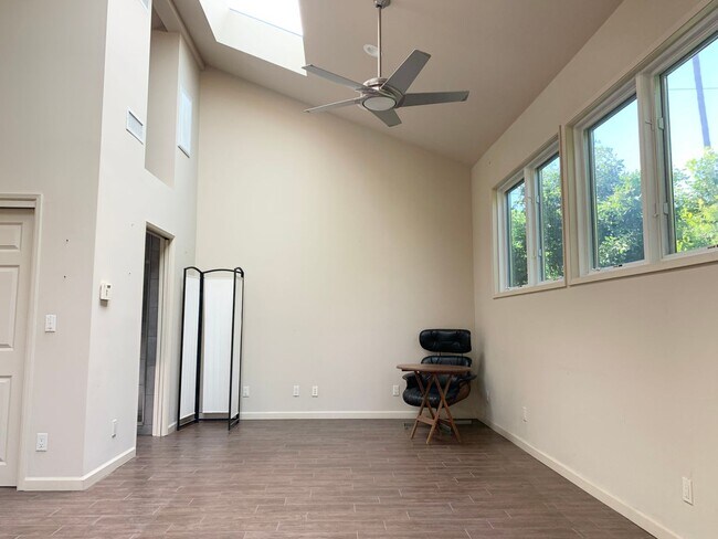 Building Photo - Home-Sweet-Home Vibe in Harper Ave!