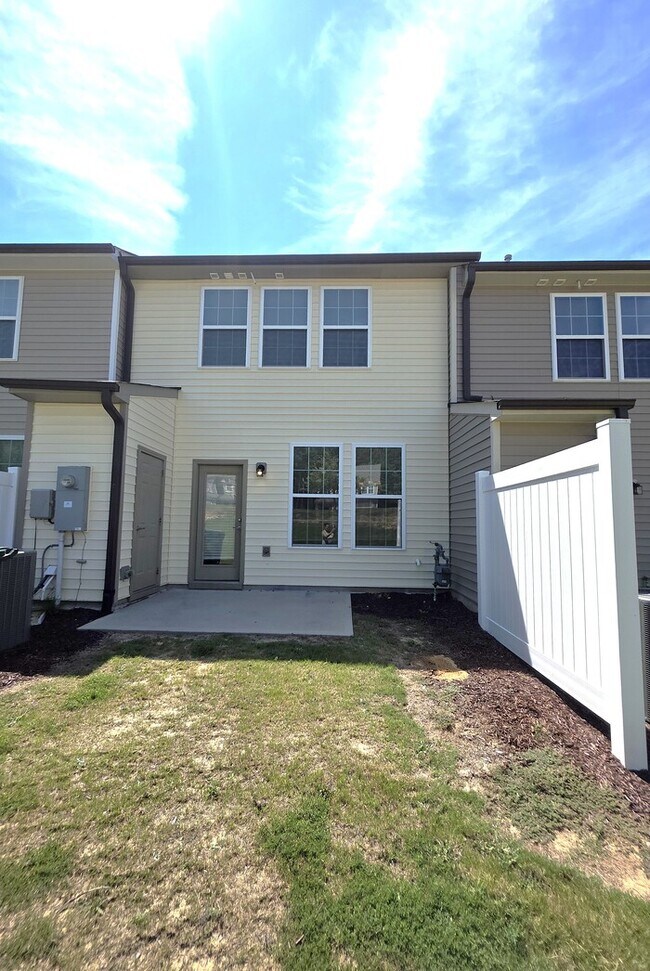 Building Photo - Great 3 bed Townhouse with 1 car garage!