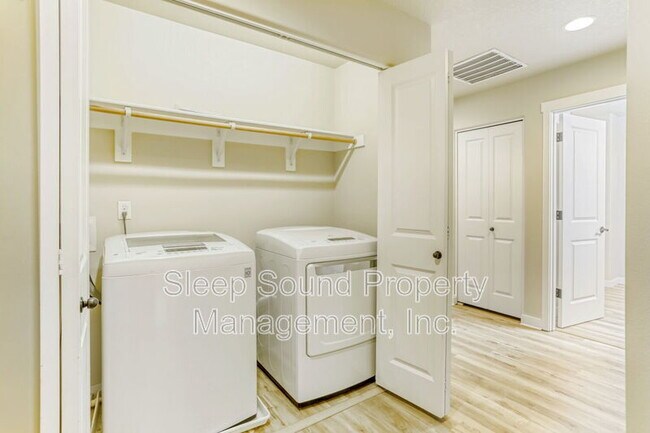 Building Photo - 570 SW 201st Ave