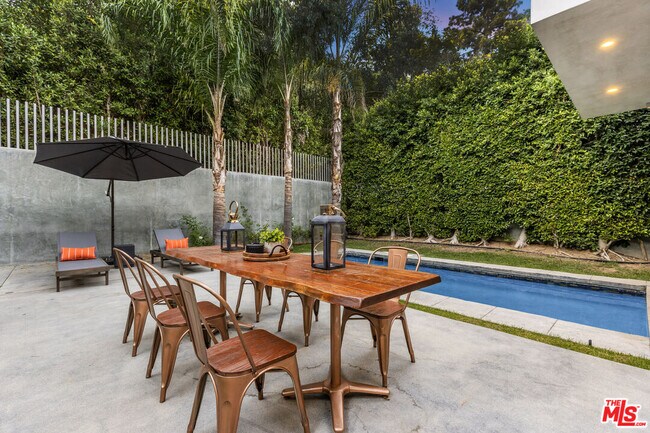 Building Photo - 1847 Coldwater Canyon Dr