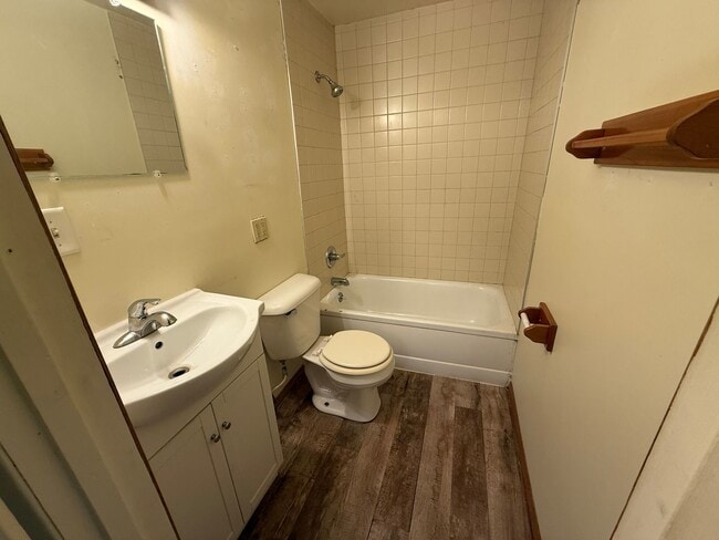 Building Photo - 4 Bed 2 Bath- 2 Story Single Family Home