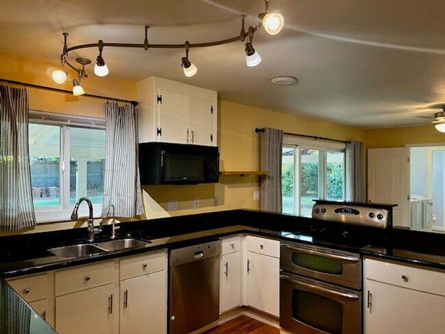Building Photo - 6231 Forest Ln