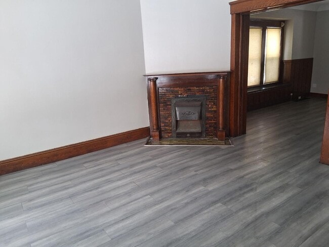 Building Photo - 1337 E 84th St