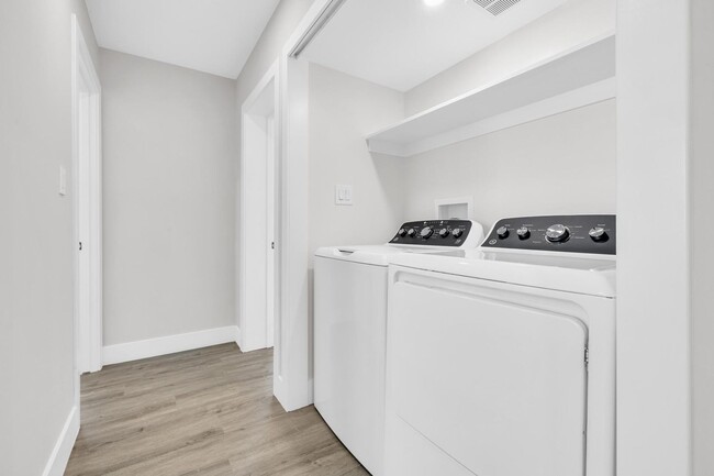 Building Photo - 6 BED/4 BATH Complete remodel with backyard pool & bar