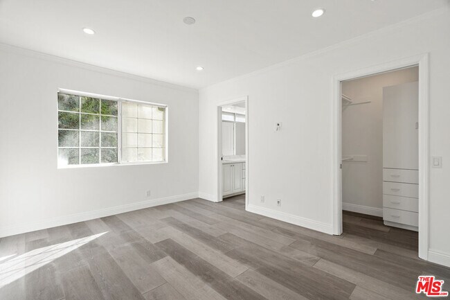 Building Photo - 3217 Hutton Dr