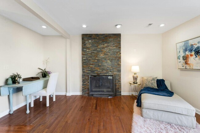 Building Photo - 777 Lake Frances Dr