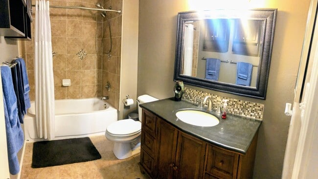 Building Photo - 1424 N Country Club Cir