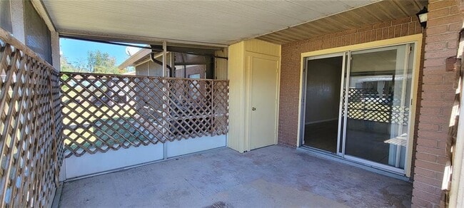 Building Photo - 9542 Lake Park Dr