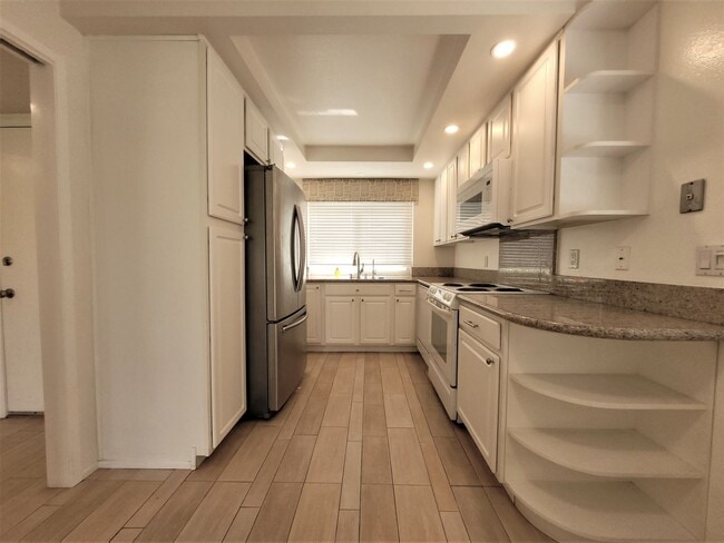 Building Photo - Comfortable Condo overlooking the golf cou...