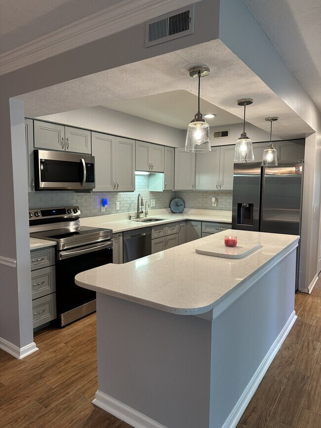 Building Photo - 3023 Stratford Ct