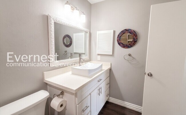 Building Photo - 2 Bed/2 Bath Condo with Modern Amenities / Available Now!