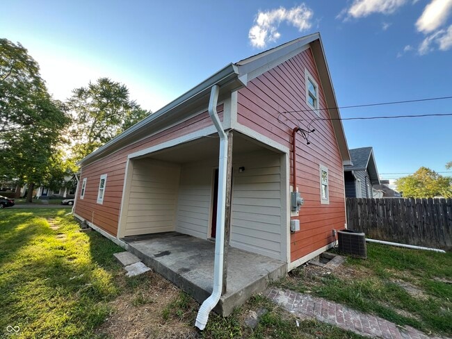 Building Photo - 117 N Sheffield Ave