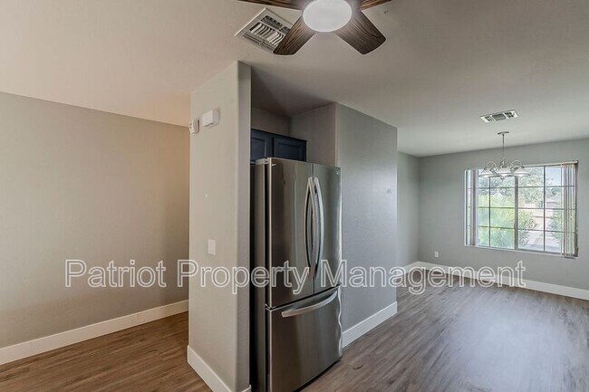 Building Photo - 13930 W Country Gables Dr