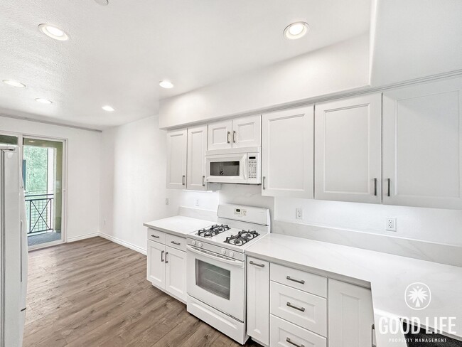 Building Photo - Beautiful 3BD/3BA W/ A/C, Attached Garage, and Community Pool in Kearny Mesa!