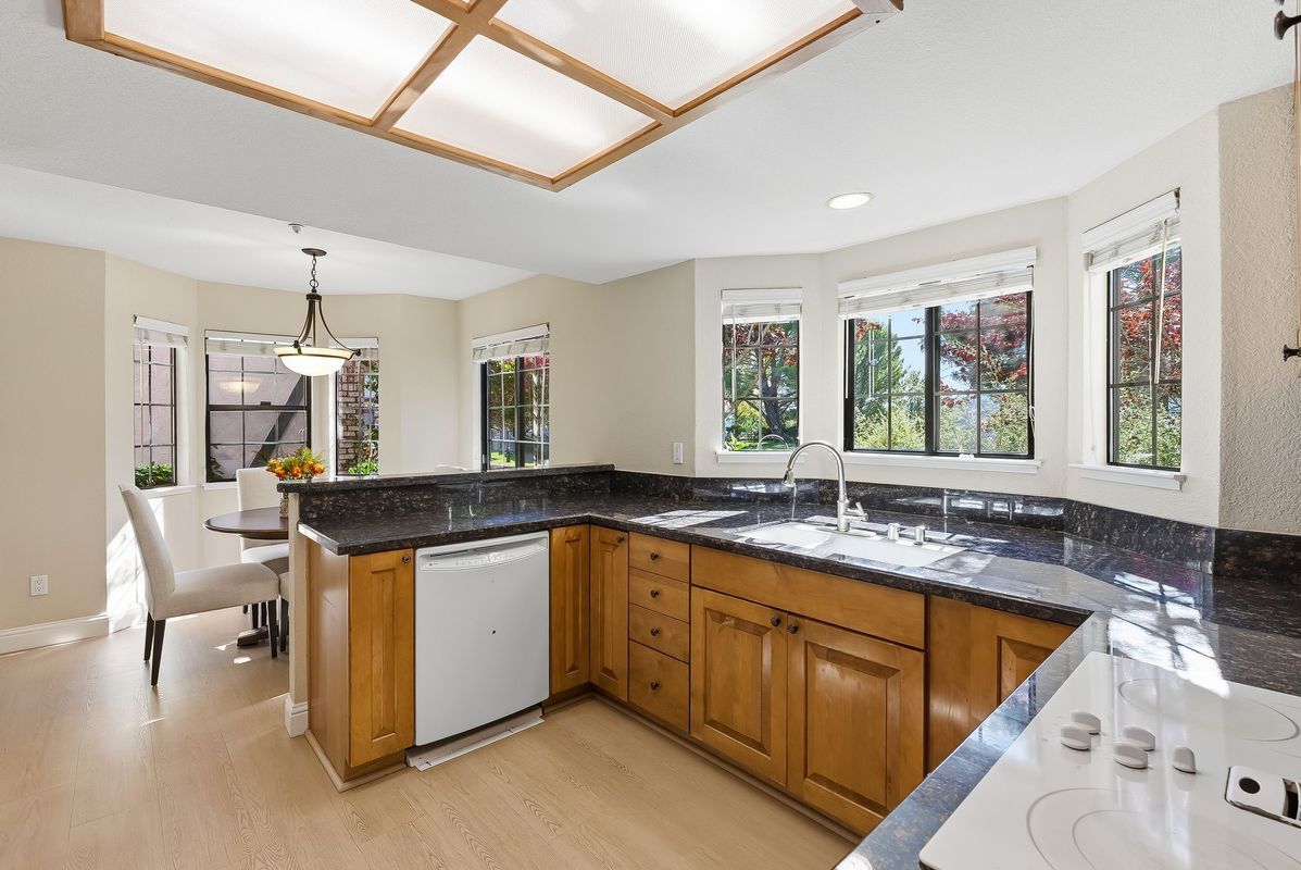 Building Photo - 121 Haslemere Ct