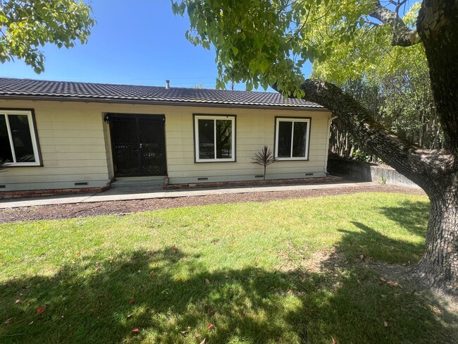 Building Photo - Beautifully Landscaped Home in Rincon Valley!