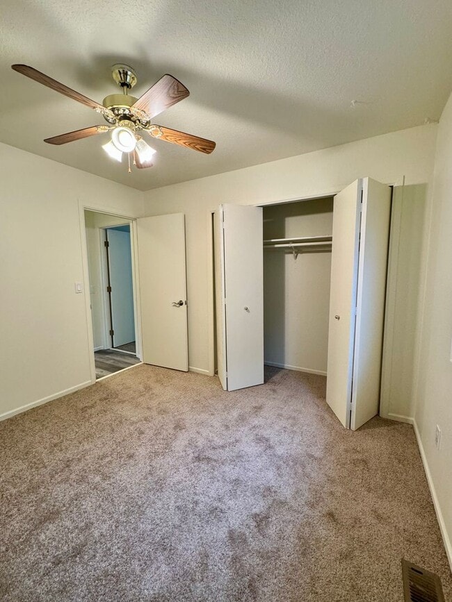 Building Photo - Adorable Home in SW Redmond with Huge Back...