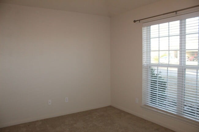 Building Photo - 4 BEDROOM, EASY COMMUTE